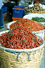 Ein großer Korb voll Chilies auf einem Markt in Bangkok