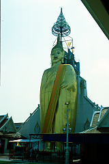 Buddha Statue im »Wat Intharawihan«