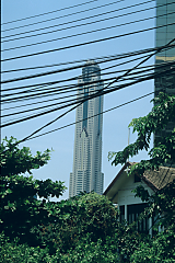 Wolkenkratzer in Bangkok hinter Stromkabeln