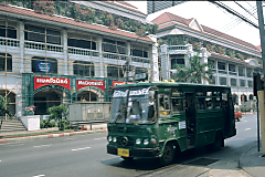 McDonalds in Bangkok, davor ein öffentlicher Bus der Linie 43