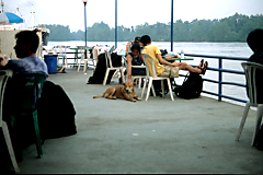 Warten am Pier in »Surat Thani«
